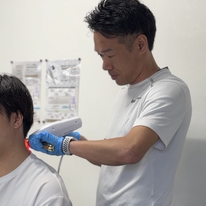 河江将司がフィジオショットを使用して施術している様子